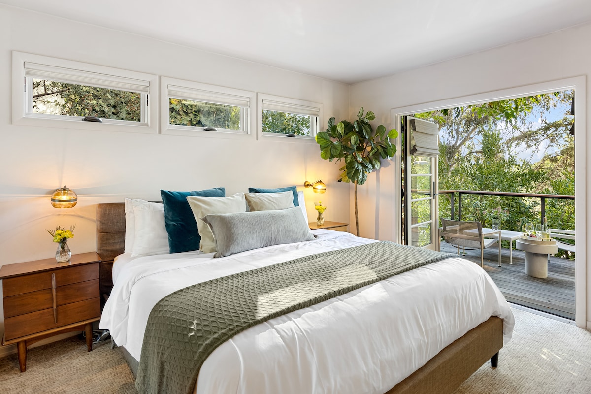 ห้องนอนหลักมีเตียงคิงไซส์พร้อมทางเข้าระเบียง