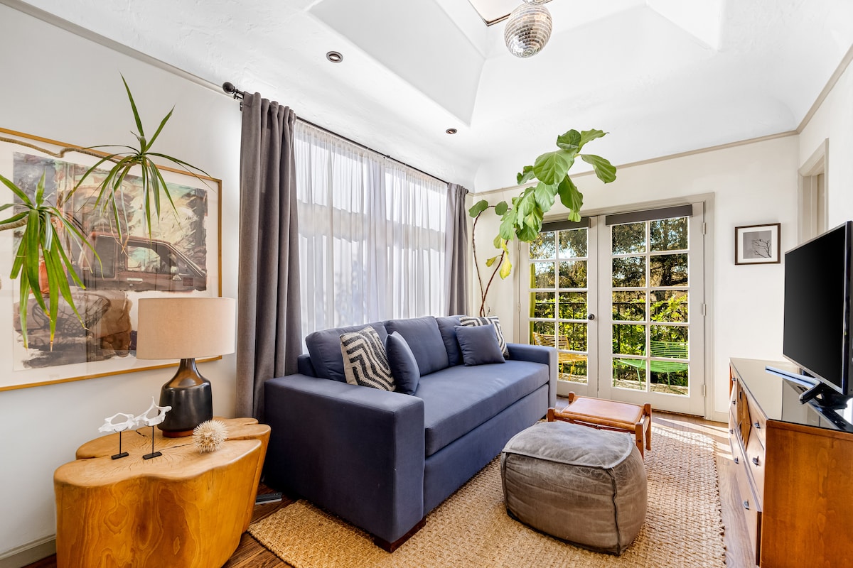 ห้องนั่งเล่นมีโซฟาและทีวี