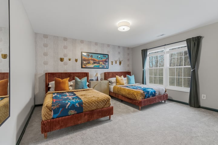 Izba Palm Springs Sunset – 
Svetlé, hravé útočisko s dvoma plnými posteľami a teplými oranžovými farbami, ktoré pripomínajú dovolenku v púšti.