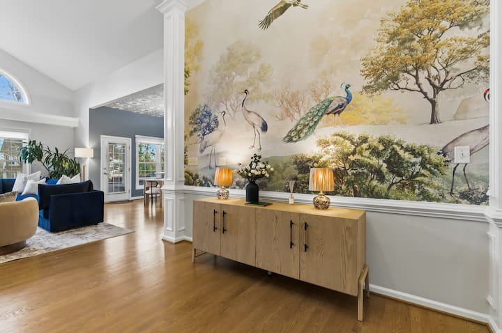 Vstúpte do sveta, ktorý vás ohromí. Naša výrazná nástenná maľba vás okamžite prenesie do atmosféry butikového hotela a pripraví vás na pobyt na vyššej úrovni.