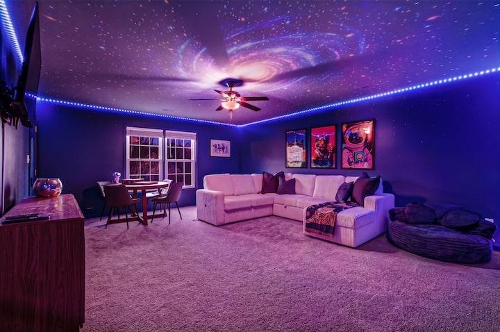 Zábavná zóna na poschodí. Útulná rodinná izba s hrami a stolným futbalom a rozkladacia posteľ pre ďalšie miesto na spanie.