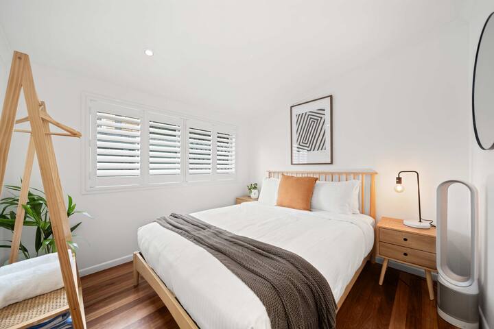 Descansa en este dormitorio donde una cama doble, sábanas frescas, iluminación cálida y una decoración refinada elevan las noches tranquilas.
