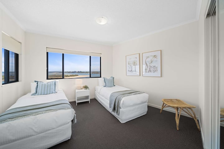 სანაპიროს ელეგანტური დიზაინი, ორი ერთადგილიანი საწოლი და გარდერობი, იდეალურია მეგობრებისთვის ან ოჯახის წევრებისთვის