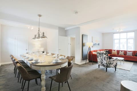 Group-Friendly Luxury Home in Solihull - Sleeps 14