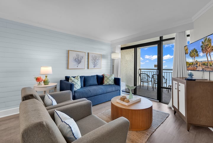 Замислете да се будите со звукот на брановите и да уживате во утринското кафе на приватниот балкон. Нашиот простор со отворен концепт е дизајниран за модерна удобност и лесен крајбрежен живот.