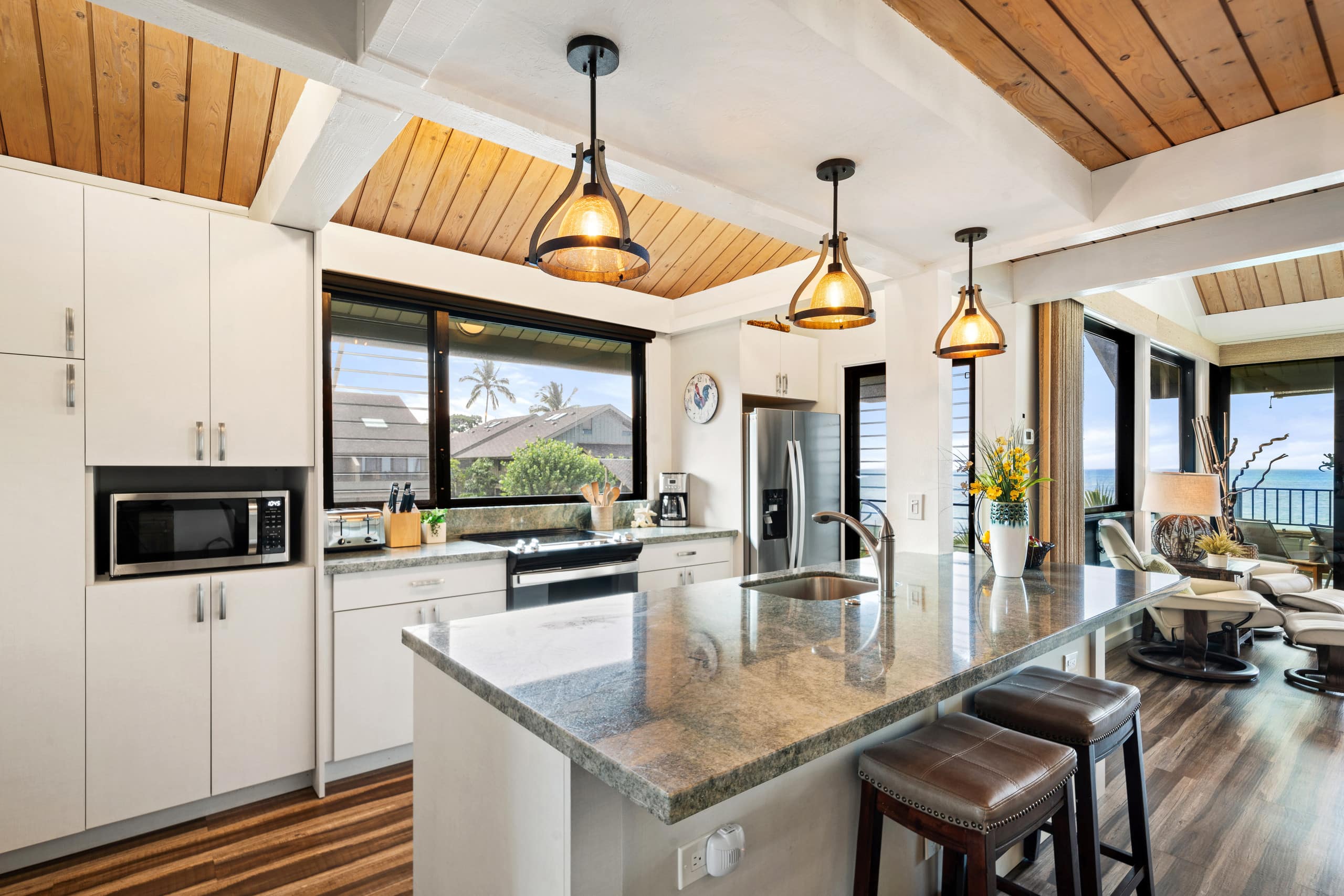 Condo in Lahaina · ★5.0 · 2 bedrooms · 4 beds · 2 baths - Image 2
