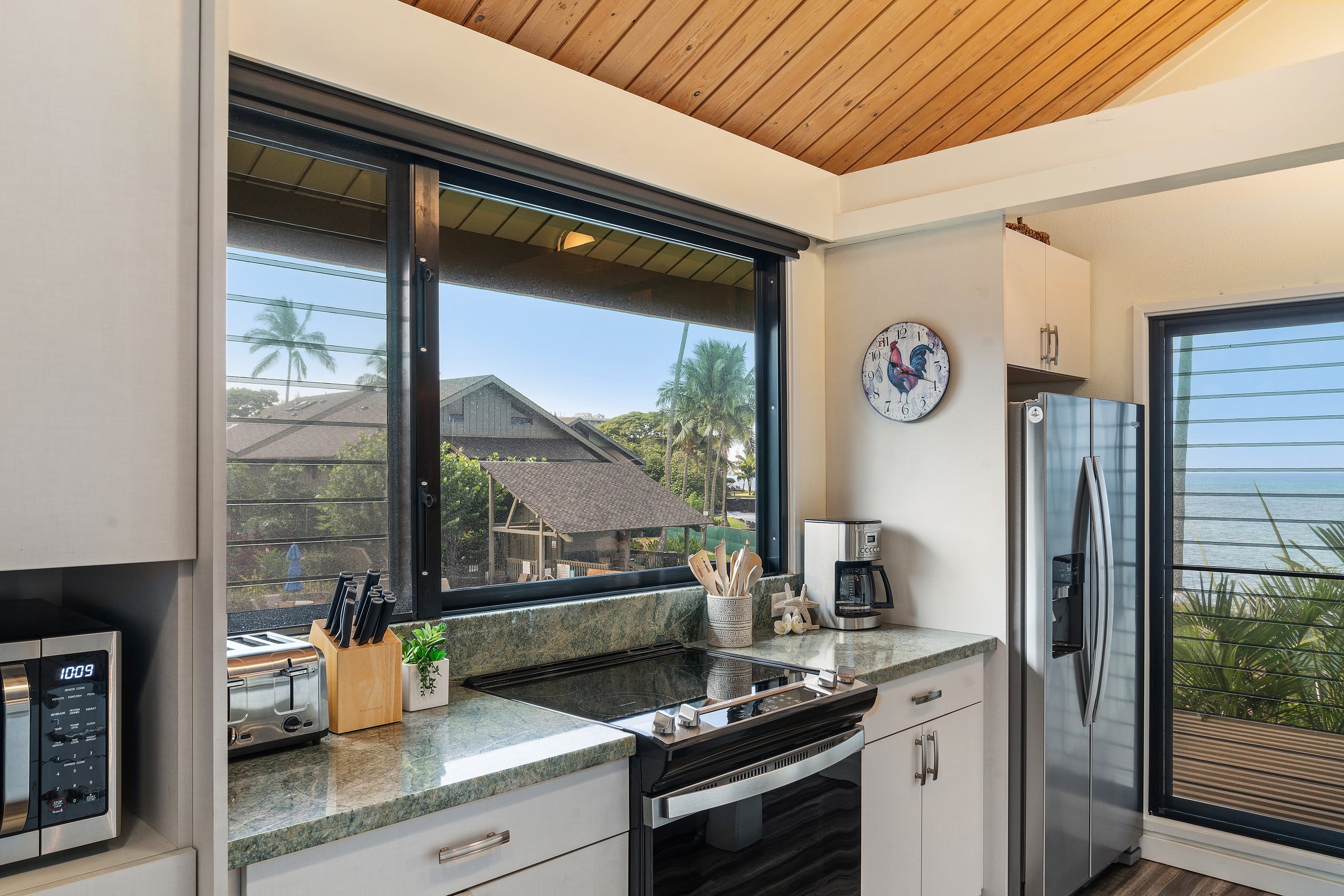 Condo in Lahaina · ★5.0 · 2 bedrooms · 4 beds · 2 baths - Image 4