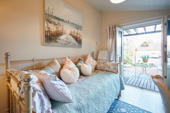 The Cheeky Squirrel, ניו ברייטון - אירוח ושהייה