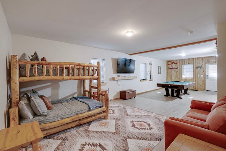 Log Cabin, Mountain Views, Pool & Foosball Tables - Angel Fire, NM