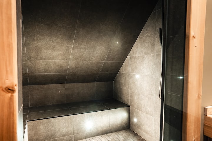 מקלחת בחדר השינה הראשי