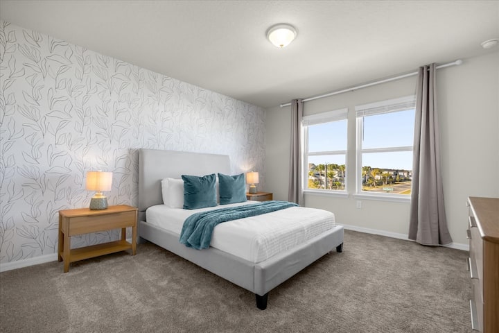 غرفة نوم بسرير كبير ، الطابق الثاني