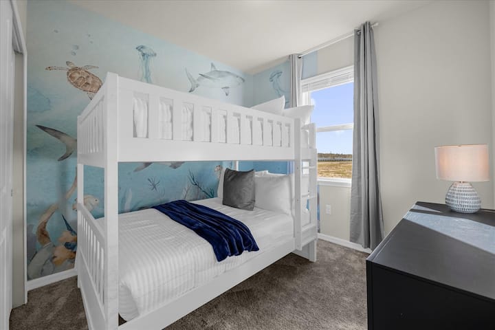 غرفة نوم للأطفال بسرير بطابقين بتصميم أوشن