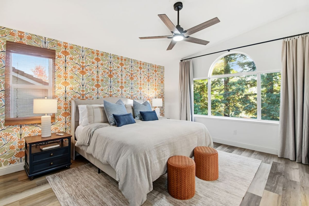 غرفة نوم مريحة بسرير فخم وأجواء هادئة.