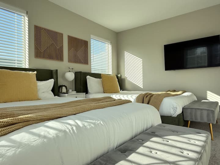 deux lits queen avec matelas moyennement fermes et une télévision de 50 pouces. ️