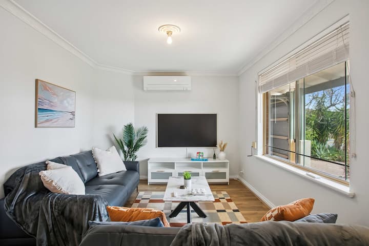 Luxury 4 Bedrooms | Ocean Views |2 Living|500mbs - Joondalup