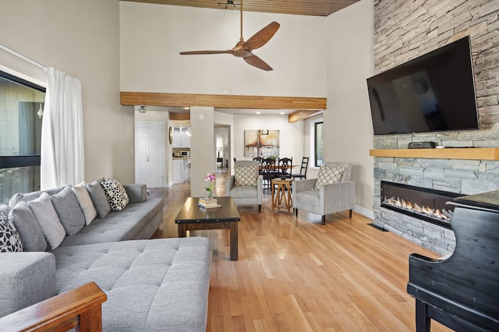 Soft-luxe Sedona Haven — Views, Hot Tub, Walkable - Sedona, AZ