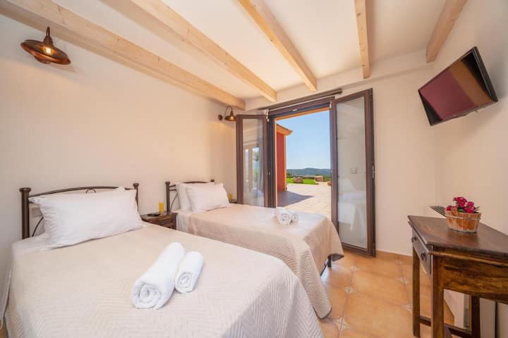 habitación con dos camas individuales