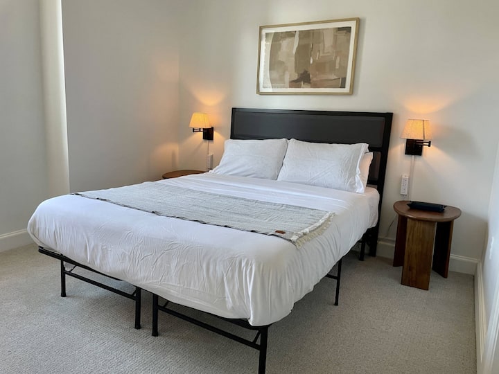 Chambre avec lit queen size confortable