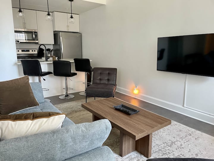 Séjour spacieux avec canapé-lit, table à manger, espace de travail dédié et vue sur la ville