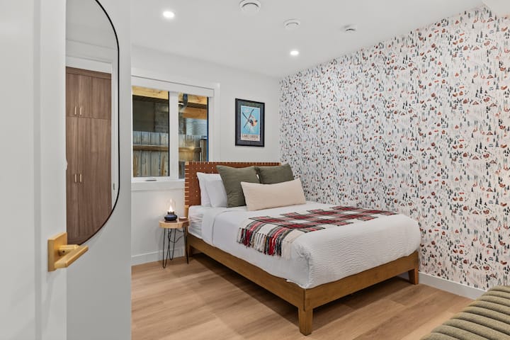 חדר שינה בהשראת האלפים עם קסם קנדי כפרי