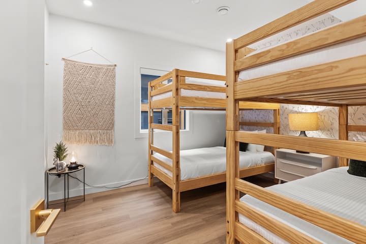 הנכס הנעים הזה כולל שתי מיטות קומתיים מעץ בהיר - מושלם למשפחות או לקבוצות