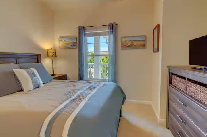 มุมนอนที่อบอุ่นและออกแบบมาอย่างดีให้การพักผ่อนพร้อมวิว