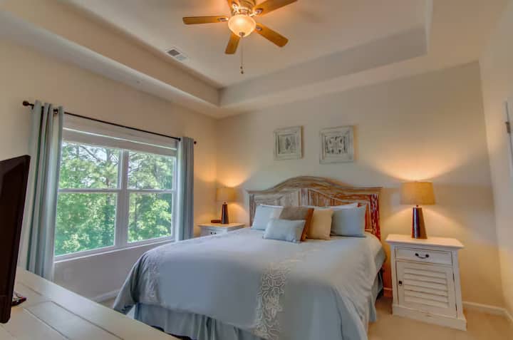 ห้องนอนใหญ่พร้อมบ่อน้ำสงบและวิวป่า