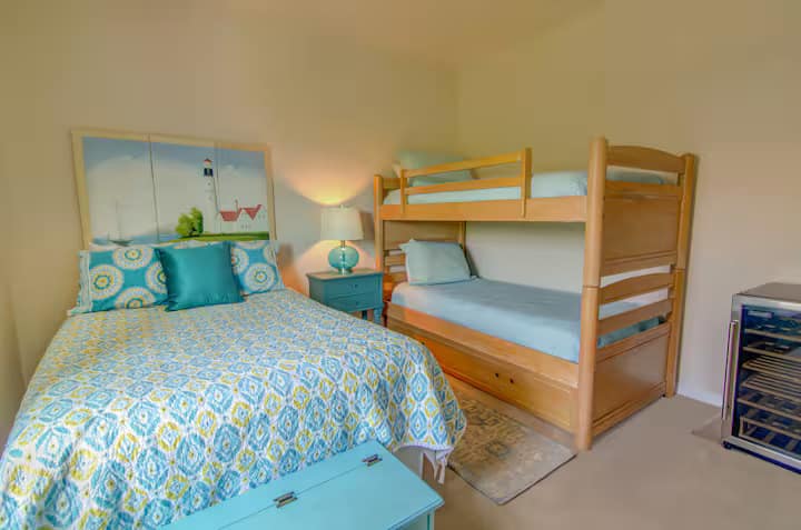 ห้องพักที่เป็นมิตรกับครอบครัวพร้อมเตียงคู่และเตียงสองชั้น 1 เตียง