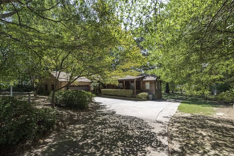 Huge Peaceful Lodge, Near Raceway & Mall, Pets OK!