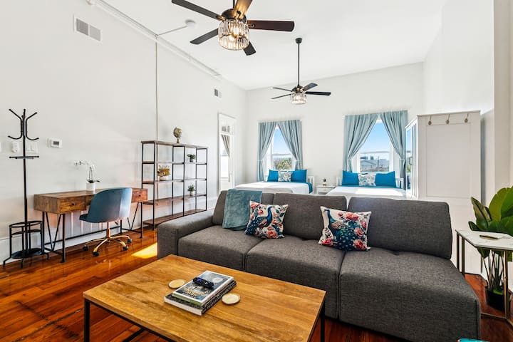 Stylish 4BR Luxury Condo 1 Block to the Streetcar - Condominiums for ...