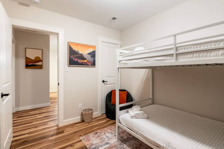 Izba s poschodovou posteľou – zábava pre deti s poschodovou posteľou a sedacími vakmi.