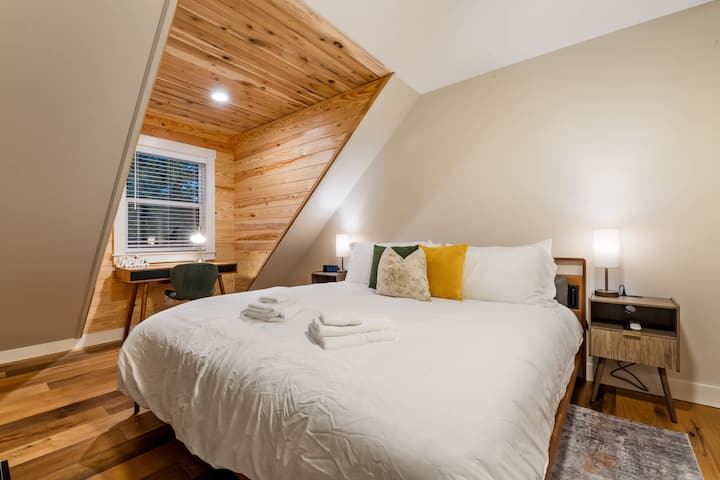 Loftová spálňa – útulný kútik pod očarujúcimi šikmými stropmi.