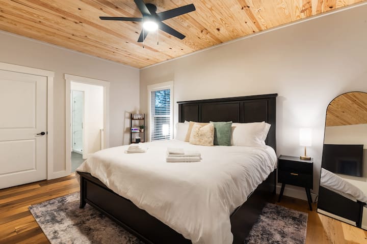 Hlavná izba – luxusná manželská posteľ King, stropný ventilátor, vlastná kúpeľňa a pokojný výhľad na les.