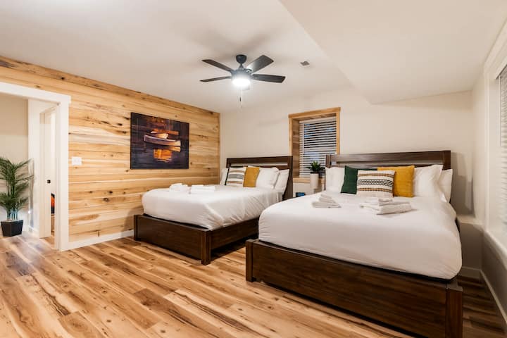 Hosťovská spálňa – štýlové usporiadanie s manželskou posteľou pre rodiny alebo priateľov.