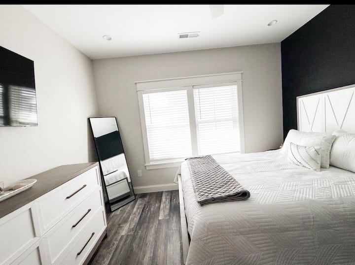 That house queen bed