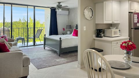 Modern Beachfront Studio-Pool, Bar, Views!