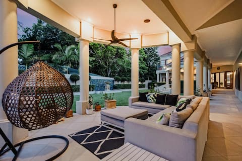 Spacious Southport Stay • Pool • Garage • Wi‑Fi