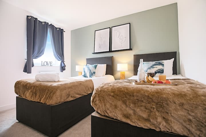 La chambre 1 dispose d'un lit confortable avec fermeture à glissière qui est configuré comme deux lits simples par défaut ou peut être fermé ensemble pour former un lit king-size sur demande