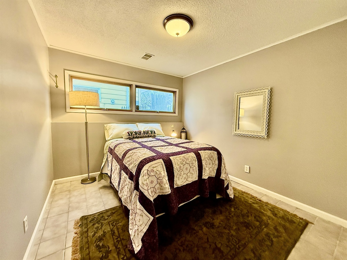 Спалня 4, перфектна детска спалня, разположена до всекидневната в сутерена. Удобното двойно легло в топла и тиха стая е идеалното място за сън.