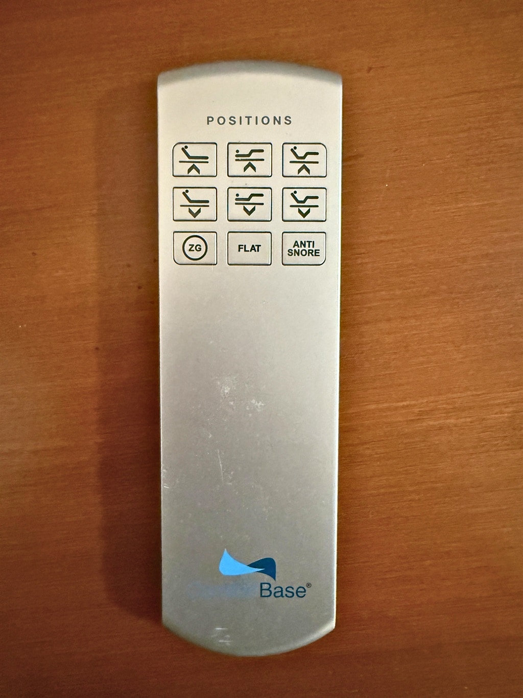 Спалня 1, дистанционно за управление на регулируемите позиции на леглото.