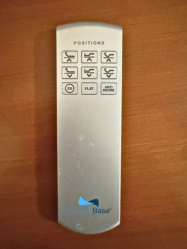 ห้องนอน 1 รีโมตควบคุมตำแหน่งเตียงแบบปรับได้