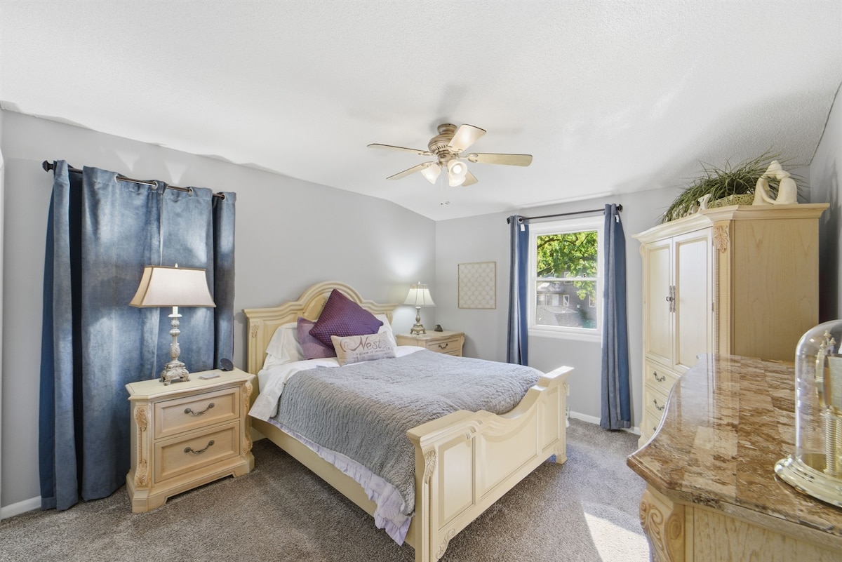 Спалня 3, има възглавници с мемори пяна, телевизор за късни нощни предавания и удобно бързо зарядно устройство, в случай че сте забравили да си донесете свое.