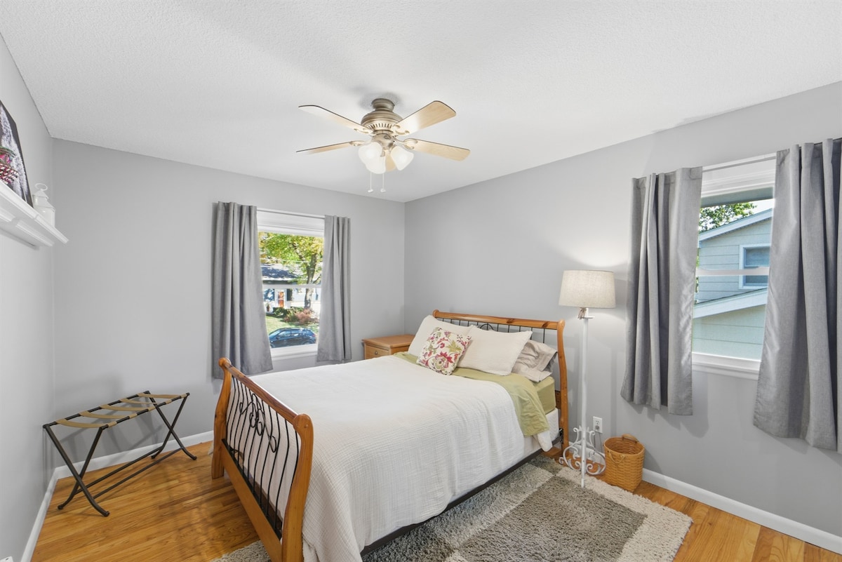 Спалня 2 е втората стая надолу по коридора вляво, която осигурява уютно и непринудено усещане за спокоен нощен сън.