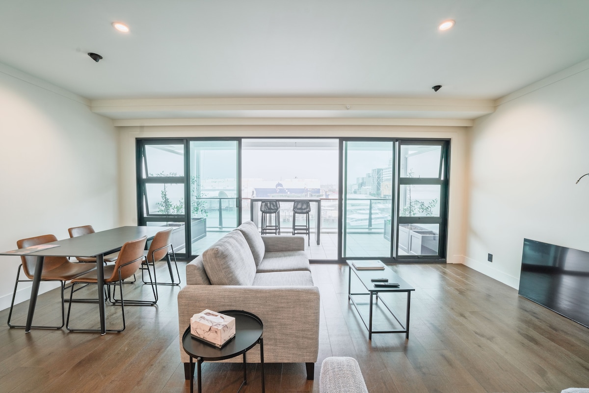 Popular Airbnb listing: Hot Tub | Parking | Over the Water | Epic Views in Auckland City Centre