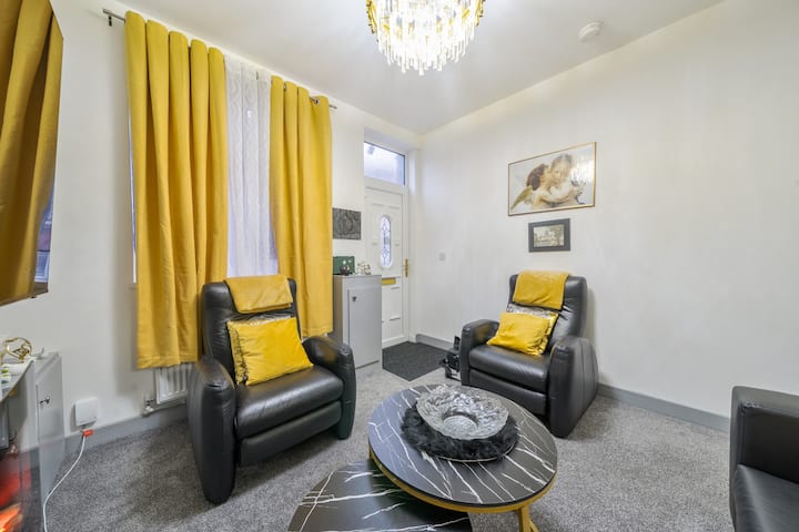 Contractor-friendly 2-bed House With Free Parking - Stoke-on-Trent
