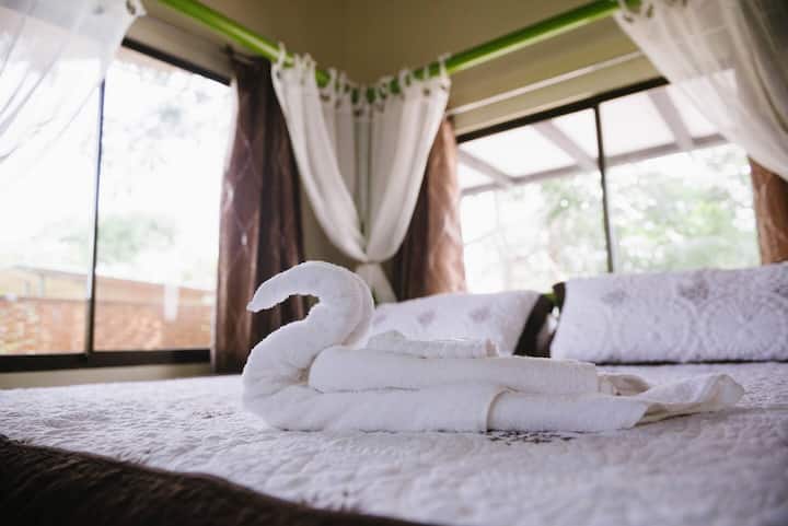 加大双人床，配备1200张最柔软的床单！