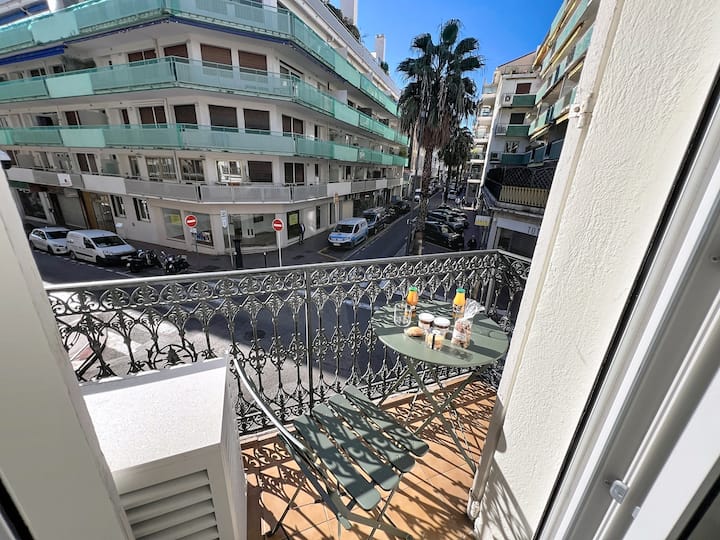 L'élégant Studio Rénové Avec Balcon En Coeur De - Cannes