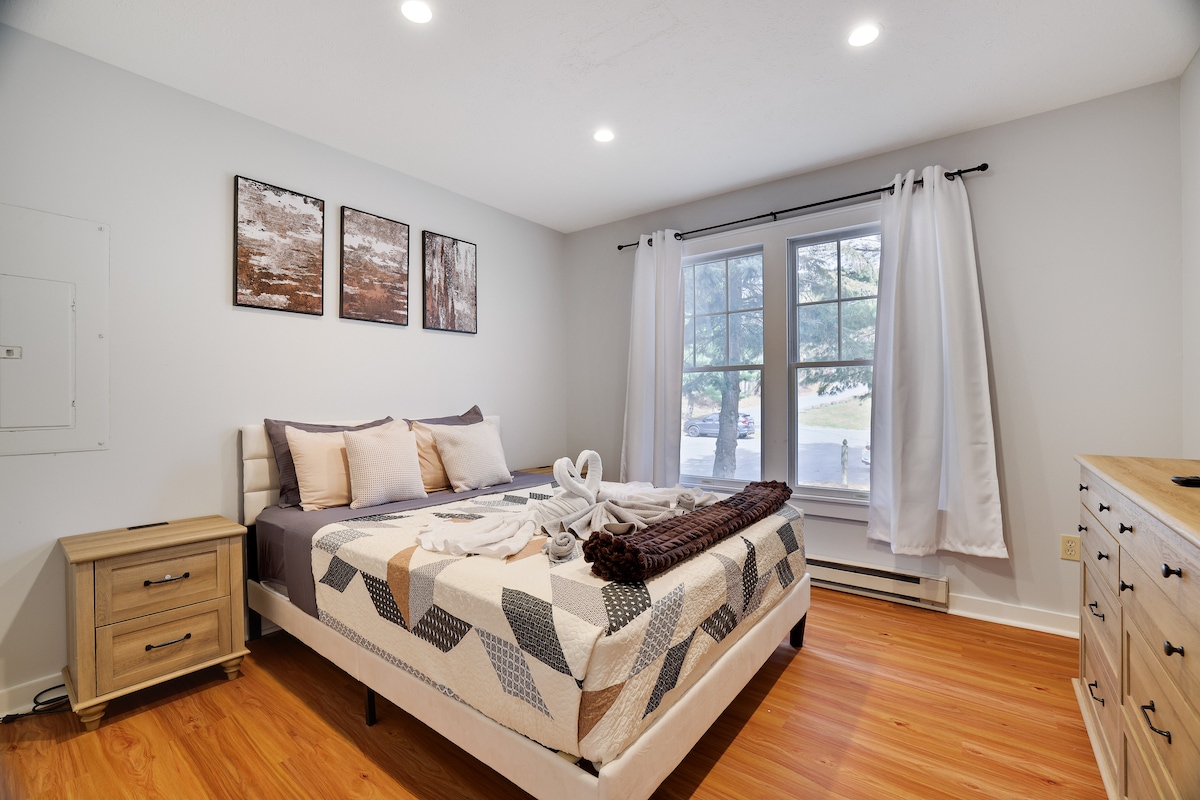 ️ Dormitorio principal tranquilo: disfruta de noches de descanso en este acogedor refugio con una lujosa cama tamaño queen, televisor inteligente y luz natural suave a través de grandes ventanales, el espacio perfecto para relajarte en Spruce Ridge.