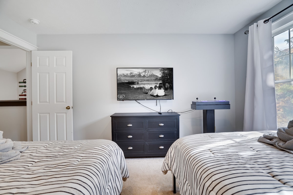 ️ Amplia suite familiar: perfecta para familias o amigos, esta acogedora habitación cuenta con dos cómodas camas tamaño queen, un televisor inteligente y un divertido juego de arcade. Disfruta de la comodidad de un baño privado y dos amplios armarios.