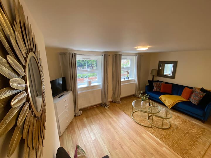 Riverside 2 Bedroom Apartment - Central Location - キングストン・アポン・テムズ